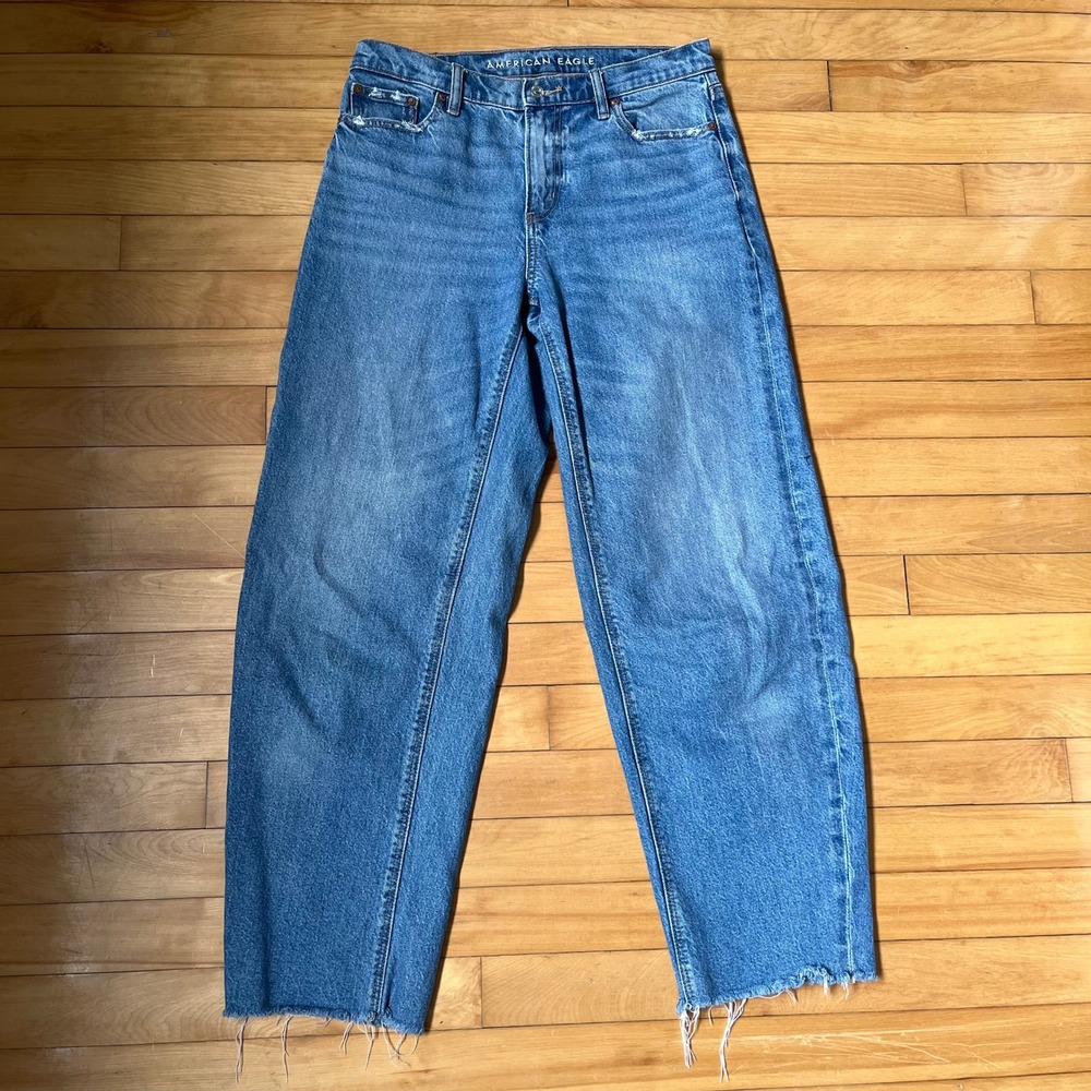 American Eagle Barrel Jeans Medium Wash High Rise Curved Leg Raw Hem Size 4 Long